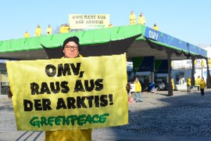© Georg Mayer/ Greenpeace  - Protest bei der OMV